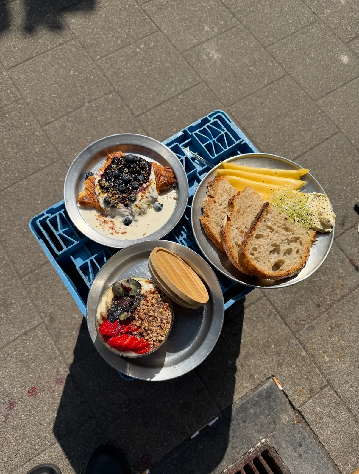 Plantbased lunch plates with sourdough, berries and oat crumble at Bakkerij FUNK